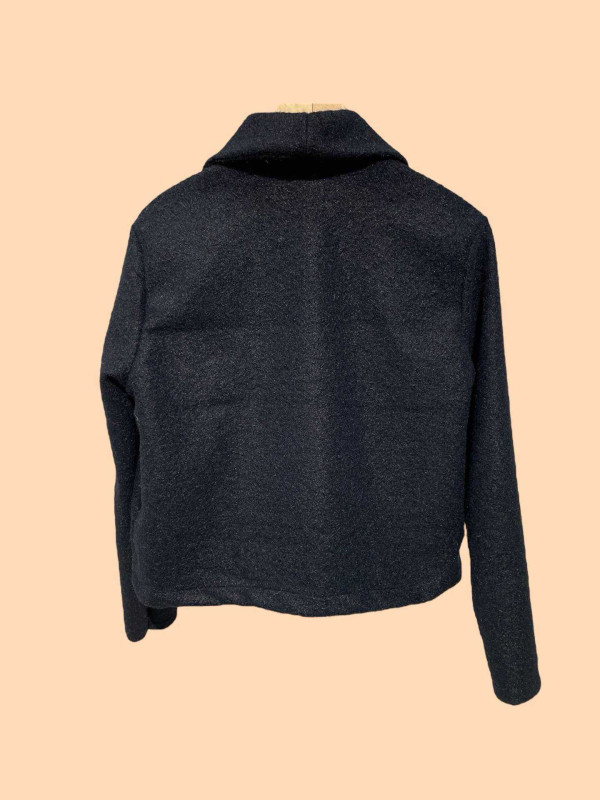Veste courte façon laine bouillie un bouton bijoux