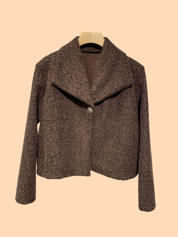 Veste courte façon laine bouillie un bouton bijoux