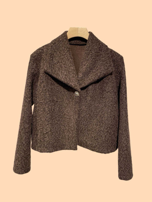 Veste courte façon laine bouillie un bouton bijoux