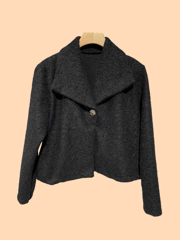Veste courte façon laine bouillie un bouton bijoux
