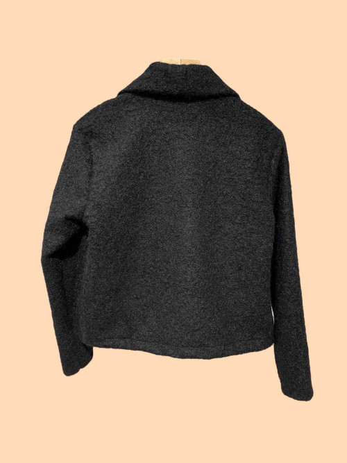 Veste courte façon laine bouillie un bouton bijoux