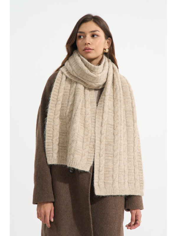 Écharpe tricot à torsades