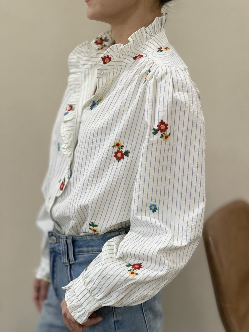 Chemise rayée fleurs brodées col froncé