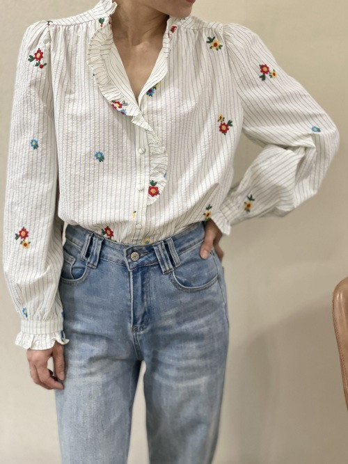 Chemise rayée fleurs brodées col froncé