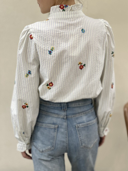 Chemise rayée fleurs brodées col froncé
