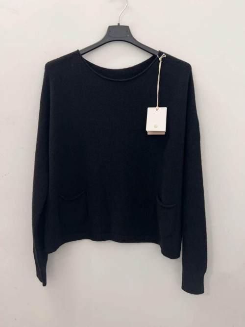 Pull court 2 poches plaquées col rond sans laine.