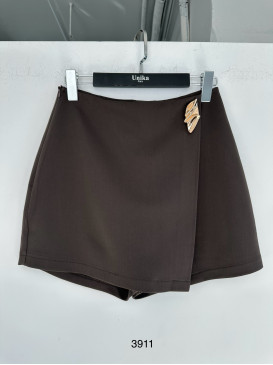 Short jupe avec broche...