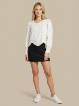 Blouse courte brodée...