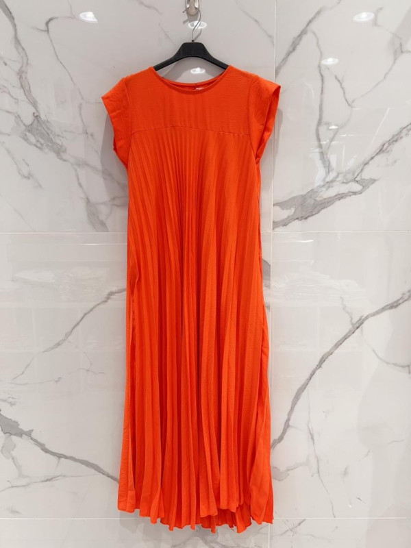 Robe longue plissée col rond manches courtes
