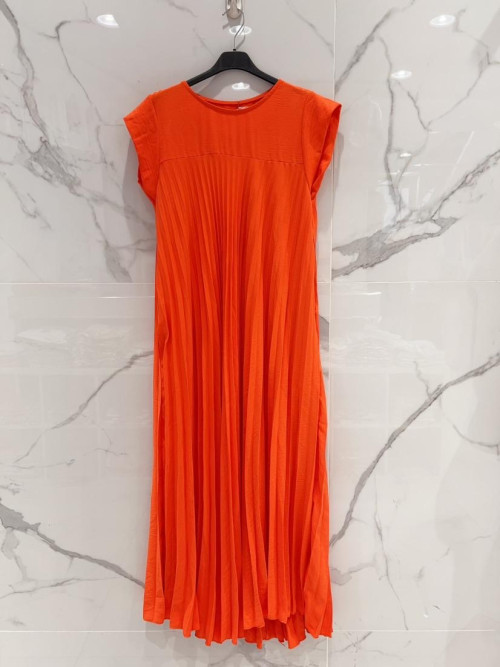 Robe longue plissée col rond manches courtes