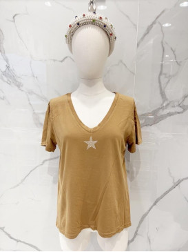 T-shirt étoile dorée col V...