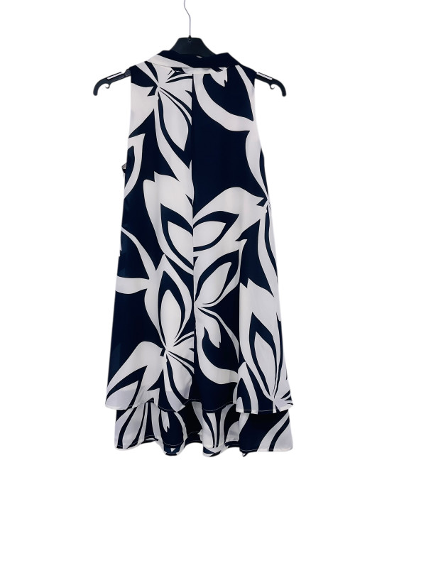 Robe courte légère imprimée col cravate