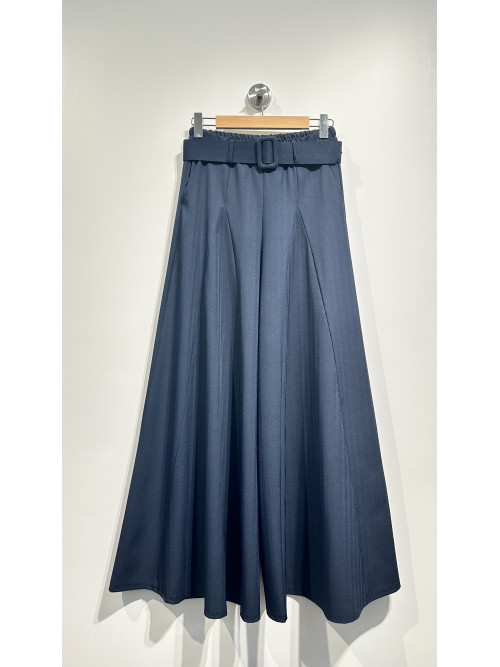 Pantalon large plat avec ceinture recouverte