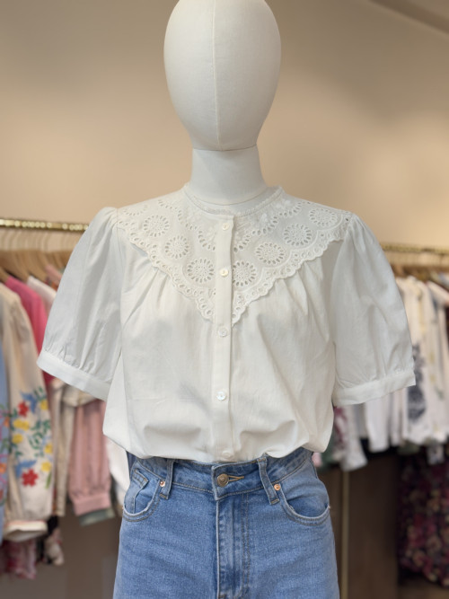 Chemise manches courtes plastron brodé