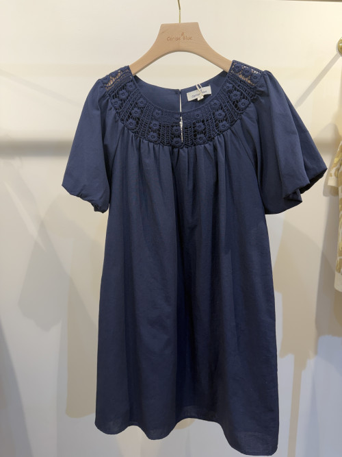 Robe courte broderies ajourées au col