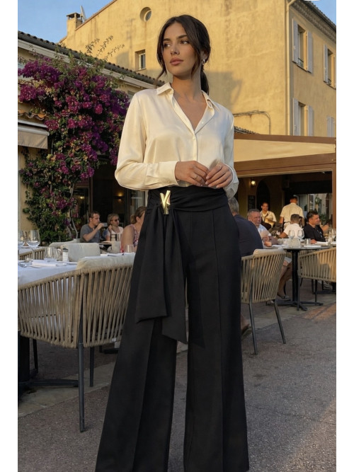 Pantalon large avec pince bijoux à la ceinture