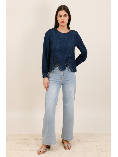 Blouse courte brodée encolure ronde