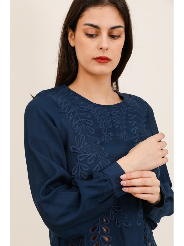 Blouse courte brodée encolure ronde