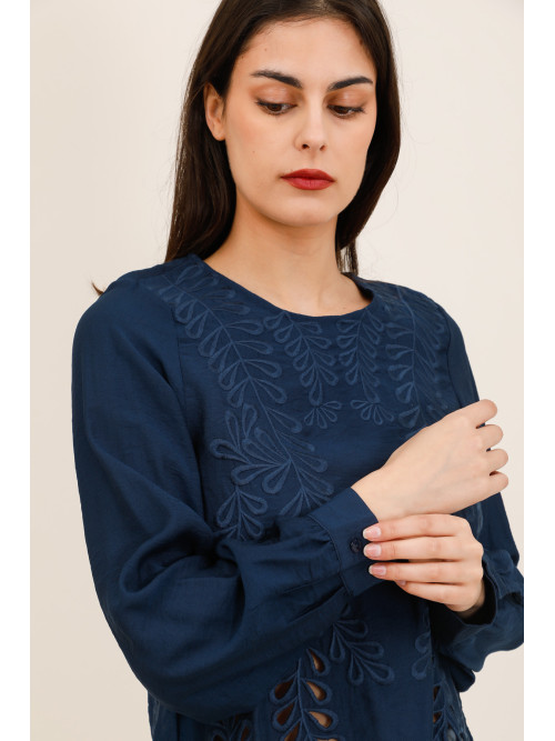 Blouse courte brodée encolure ronde