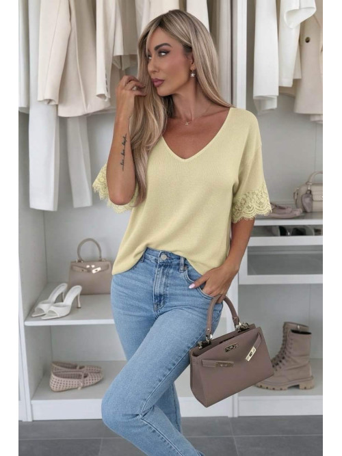 Pull fin col V manches courtes ornées de dentelle