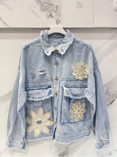 Veste en jean avec fleurs en crochet