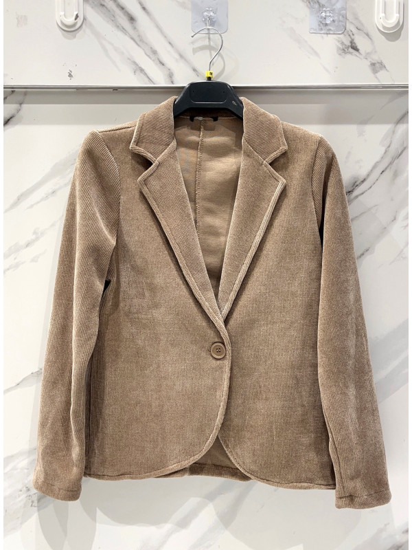 Veste souple en maille velours fermée par un bouton velours.