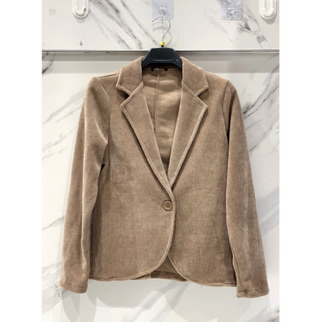Veste souple en maille velours fermée par un bouton velours.