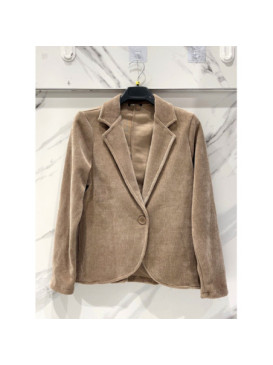 Veste souple en maille velours fermée par un bouton velours.