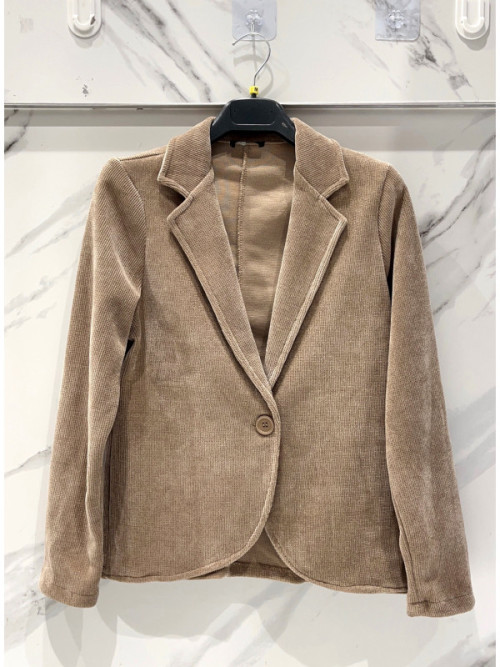 Veste souple en maille velours fermée par un bouton velours. Veste souple en maille velours fermée par un bouton velours.