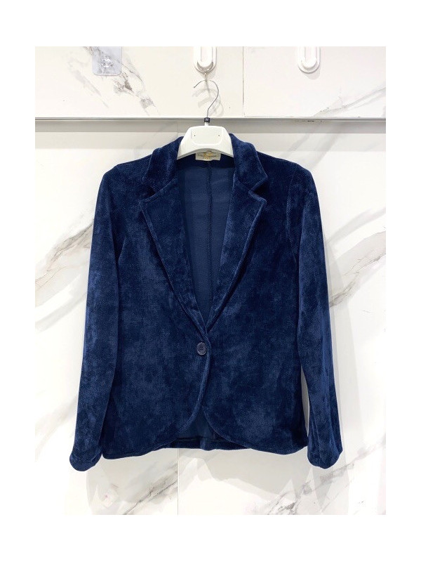 Veste souple en maille velours fermée par un bouton velours.