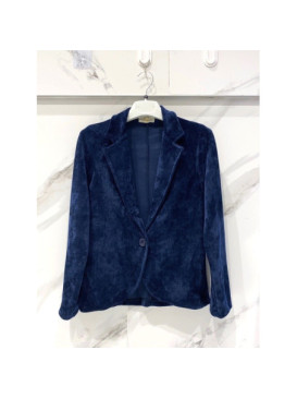 Veste souple en maille velours fermée par un bouton velours.