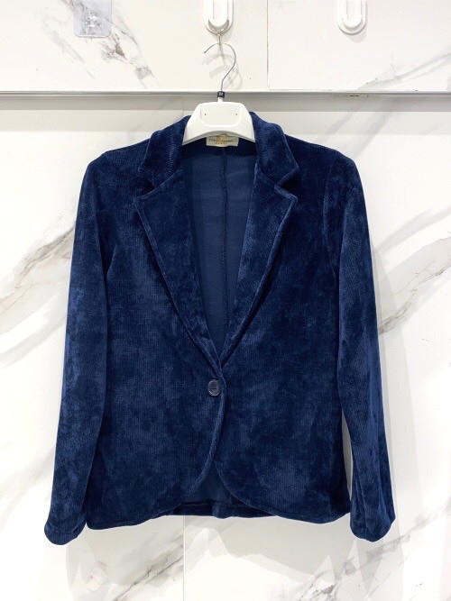 Veste souple en maille velours fermée par un bouton velours. Veste souple en maille velours fermée par un bouton velours.