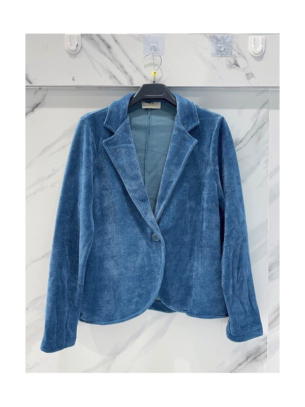Veste souple en maille velours fermée par un bouton velours.