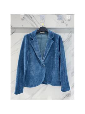 Veste souple en maille velours fermée par un bouton velours.