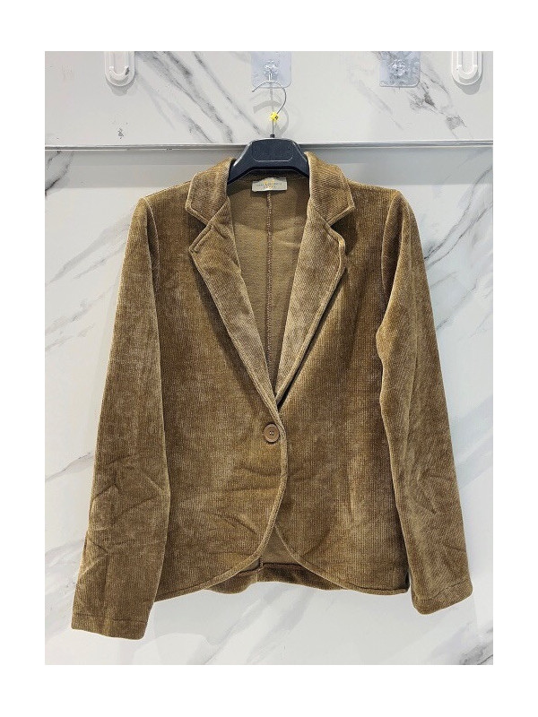 Veste souple en maille velours fermée par un bouton velours.