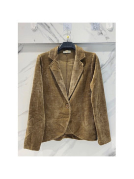 Veste souple en maille velours fermée par un bouton velours.