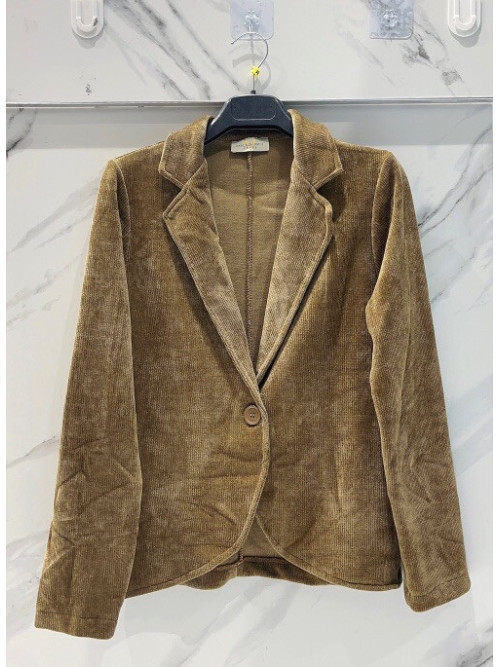 Veste souple en maille velours fermée par un bouton velours. Veste souple en maille velours fermée par un bouton velours.