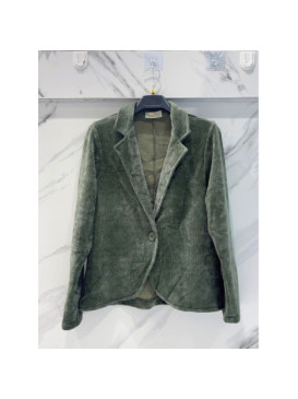 Veste souple en maille velours fermée par un bouton velours.