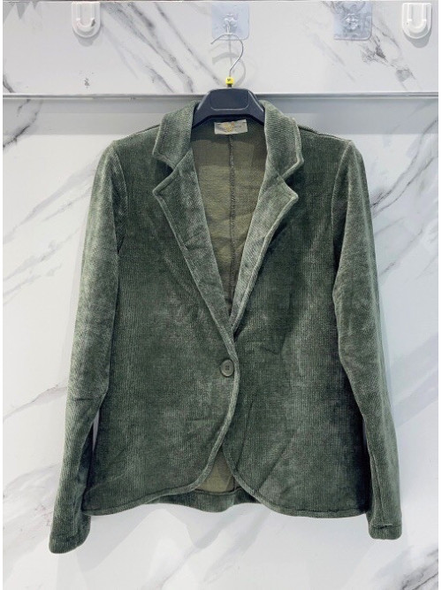 Veste souple en maille velours fermée par un bouton velours. Veste souple en maille velours fermée par un bouton velours.