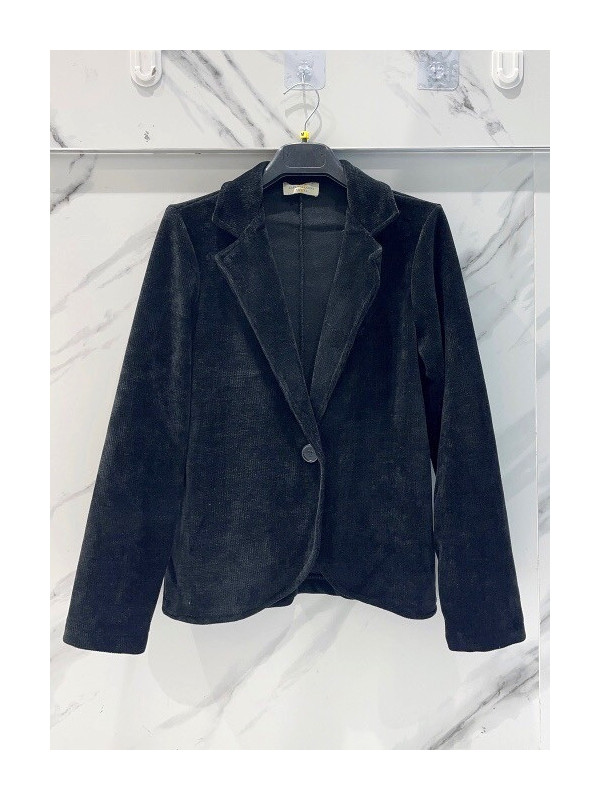 Veste souple en maille velours fermée par un bouton velours.