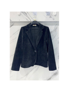 Veste souple en maille velours fermée par un bouton velours.
