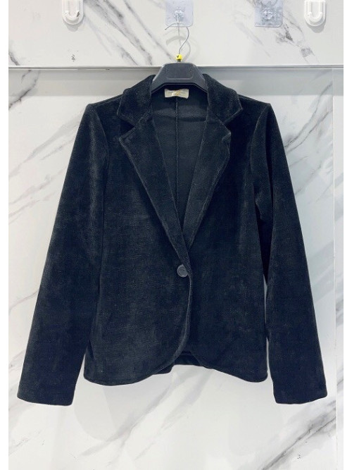 Veste souple en maille velours fermée par un bouton velours. Veste souple en maille velours fermée par un bouton velours.