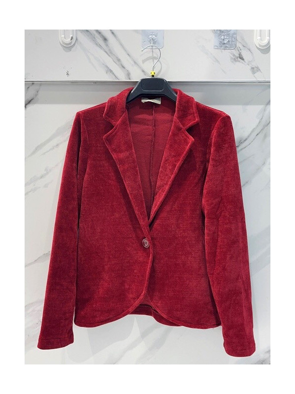 Veste souple en maille velours fermée par un bouton velours.