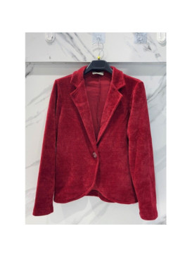 Veste souple en maille velours fermée par un bouton velours.