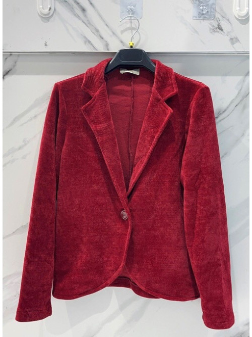Veste souple en maille velours fermée par un bouton velours. Veste souple en maille velours fermée par un bouton velours.