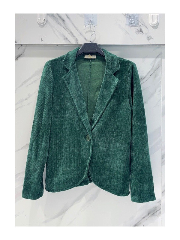 Veste souple en maille velours fermée par un bouton velours.