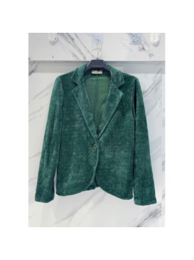 Veste souple en maille velours fermée par un bouton velours.