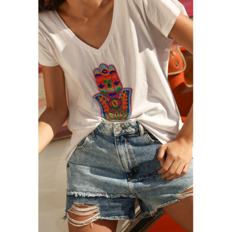 T-shirt bohème col V manches courtes blanc avec motif main perles multicolores Gold & Silver