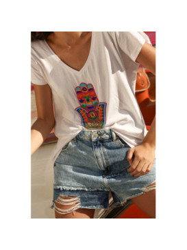 T-shirt bohème col V manches courtes blanc avec motif main perles multicolores Gold & Silver
