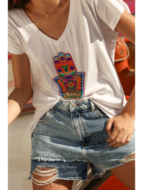 T-shirt bohème col V manches courtes blanc avec motif main perles multicolores Gold & Silver T-shirt bohème col V manches courtes blanc avec motif main perles multicolores Gold & Silver